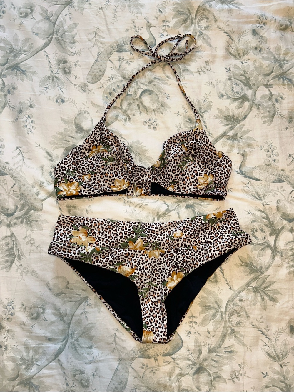CLOSET CLOSING!! Hurley bikini, size medium/large